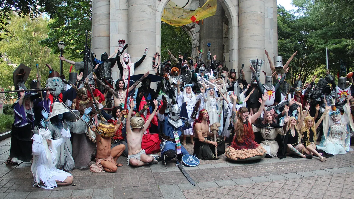 Symbolbild: Cosplayer mit Figuren aus FromSoftware-Spielen auf der Dragon Con 2025