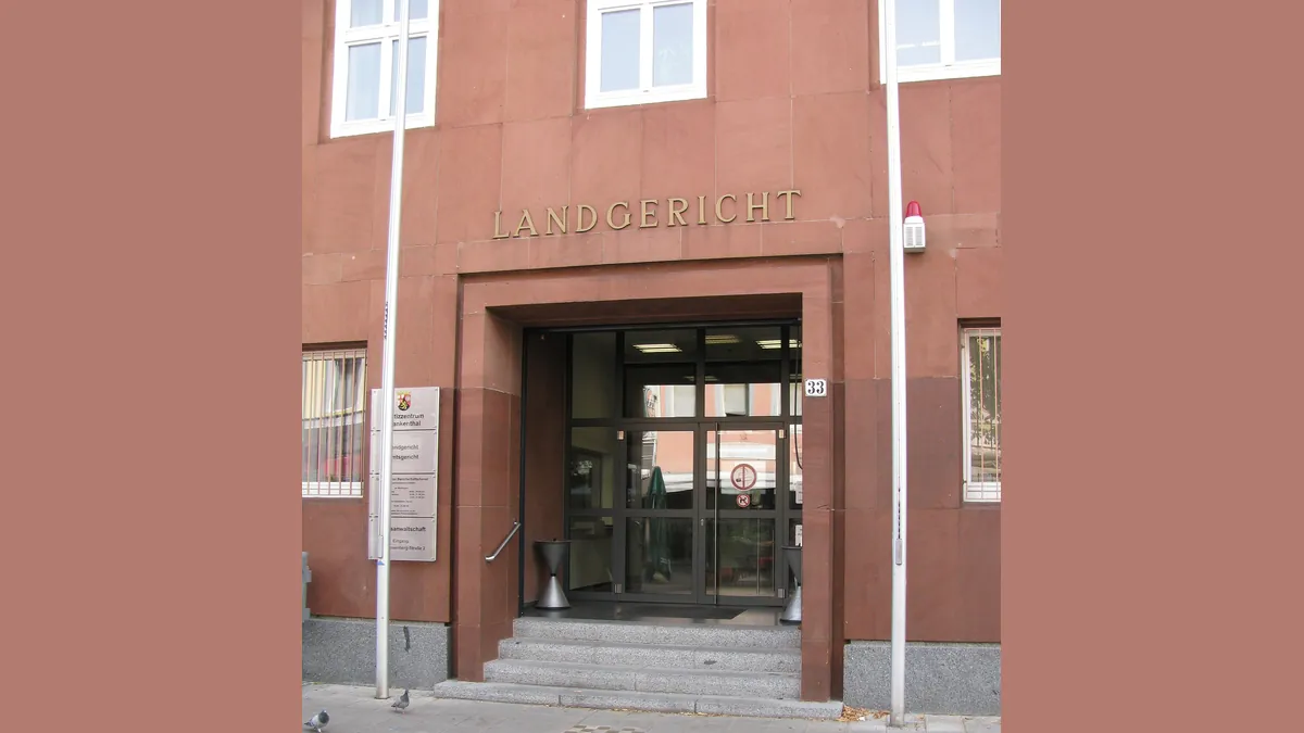 Eingang des Landgerichts Frankenthal (Pfalz) (Archivbild)