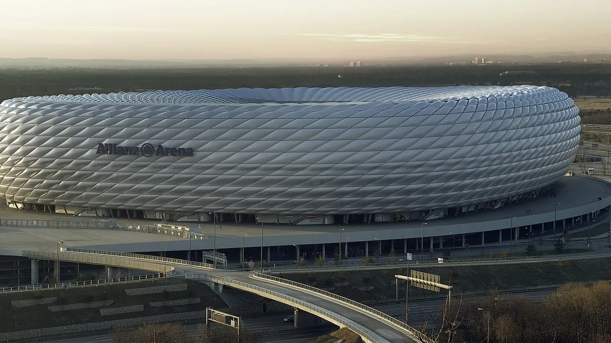 The Allianz Arena in Munich by day (symbolic image)