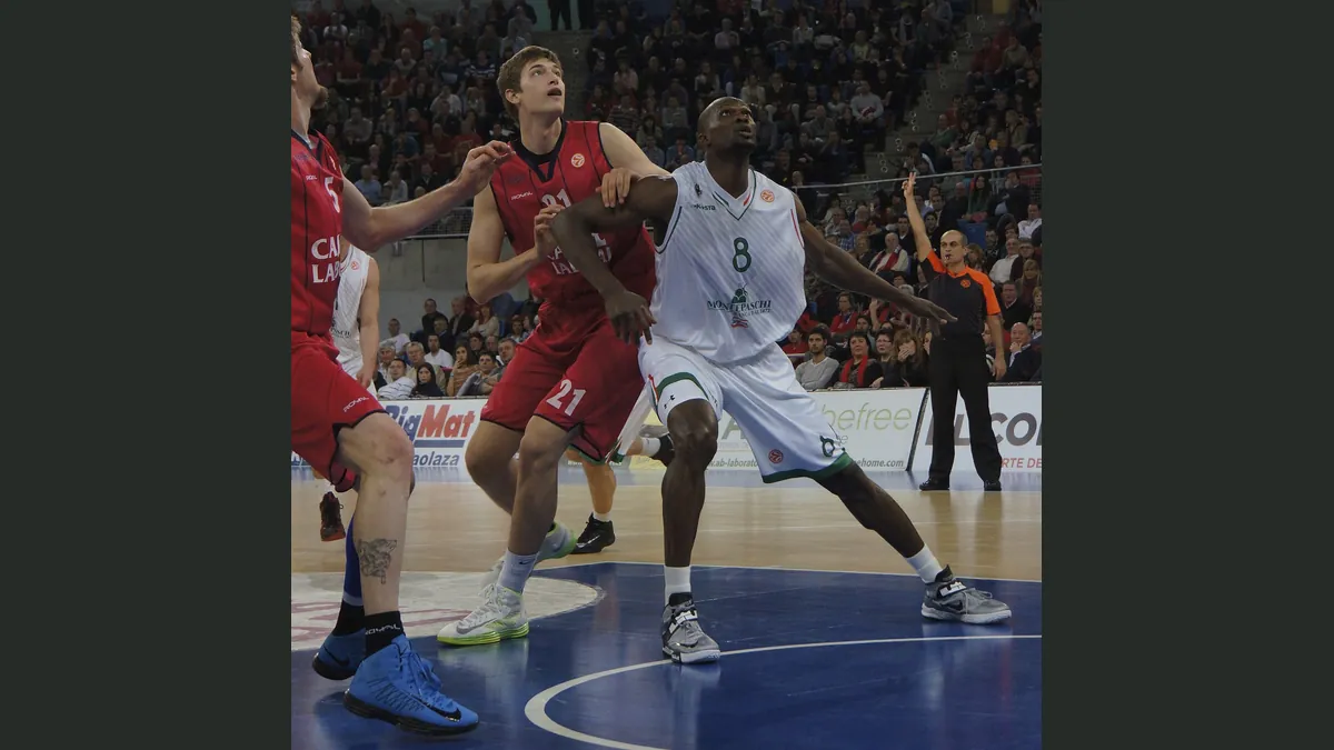 Tibor Pleiß (in red), now with RASTA Vechta, in an earlier game for Saski Baskonia (archive image)
