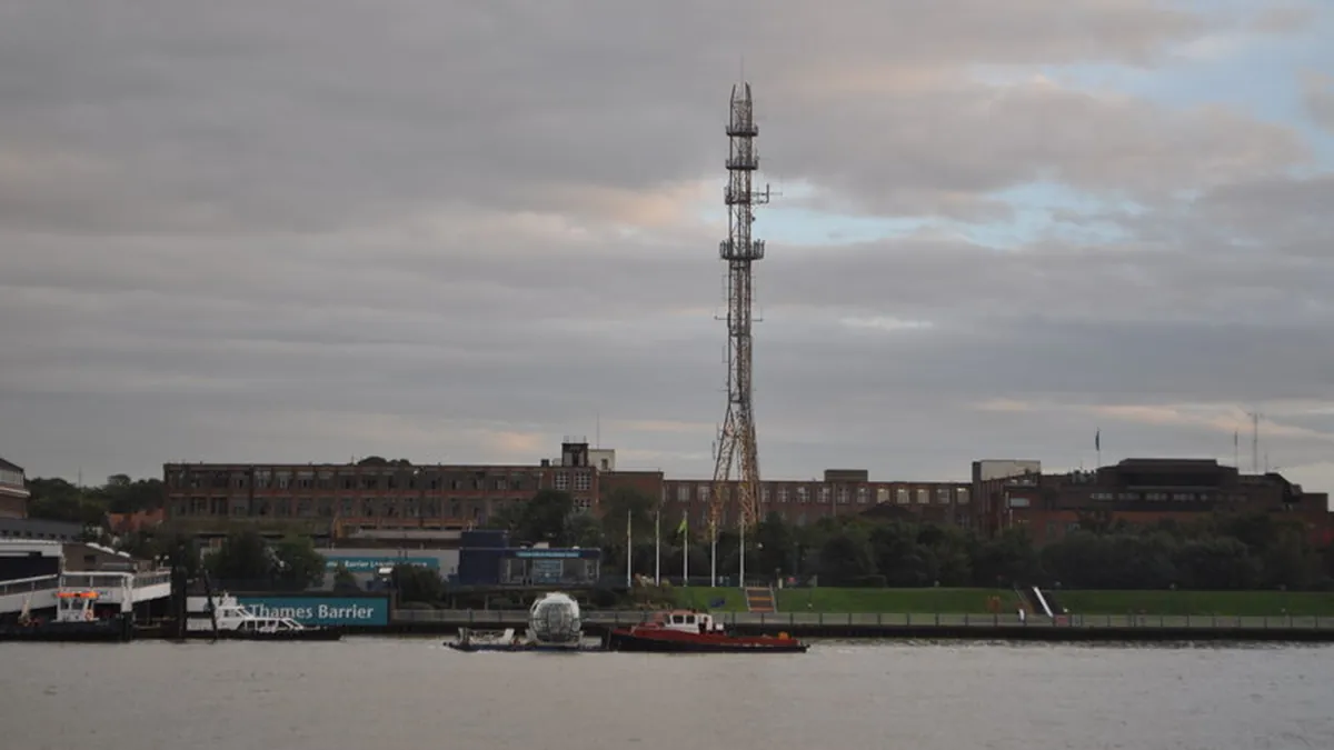 Symbolbild: Mobilfunkmast an der Thames Barrier in London
