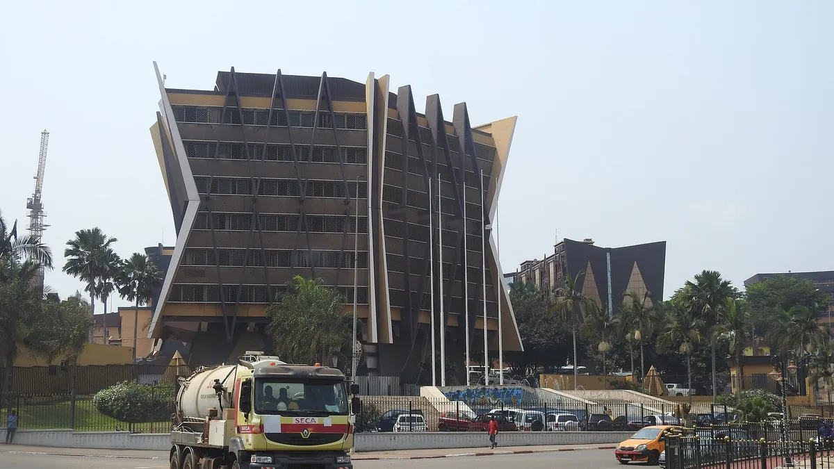 Symbolbild: Das Star Building an einer Straße in Jaunde, Kamerun